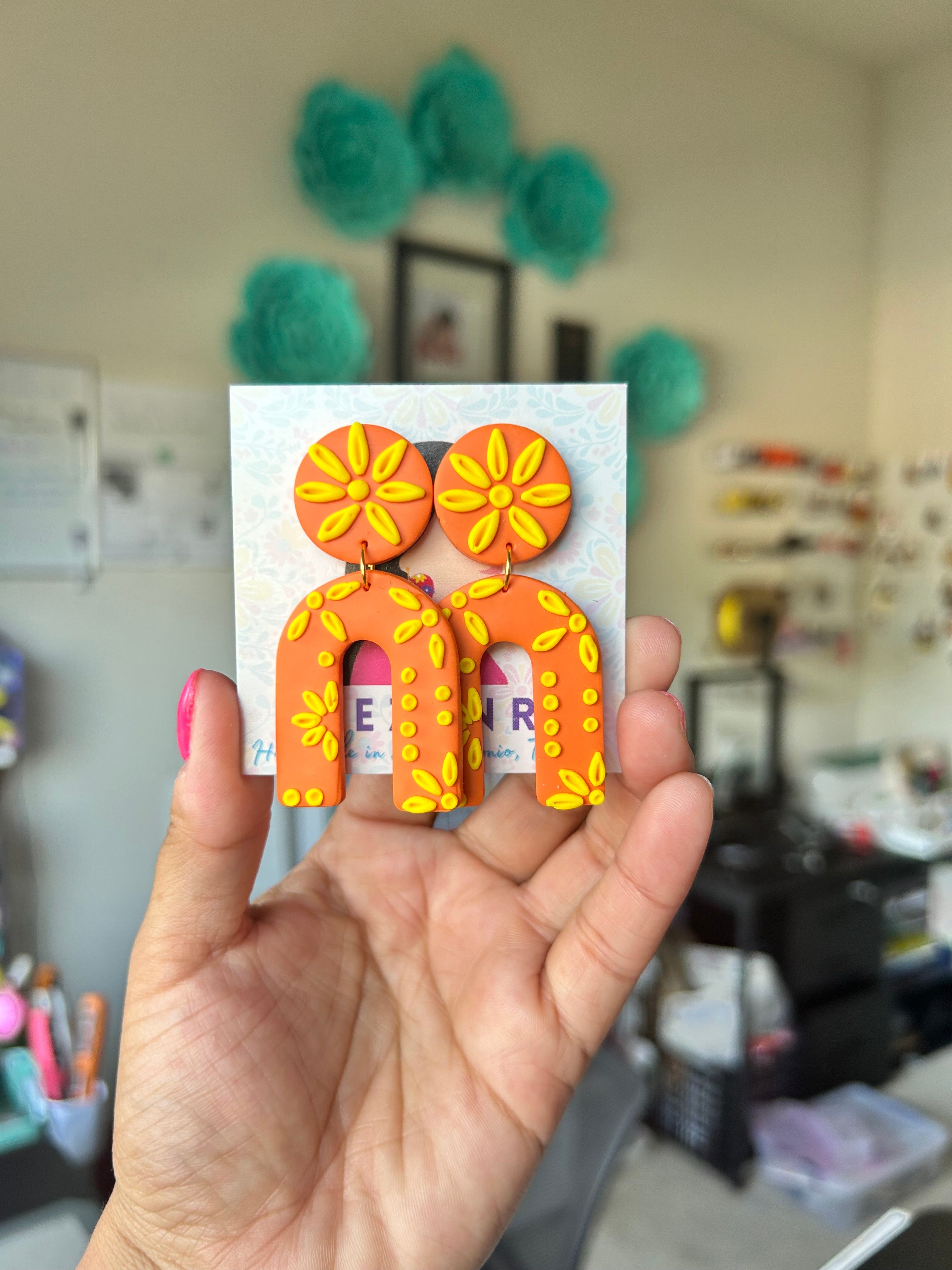 Dominica - Orange/yellow